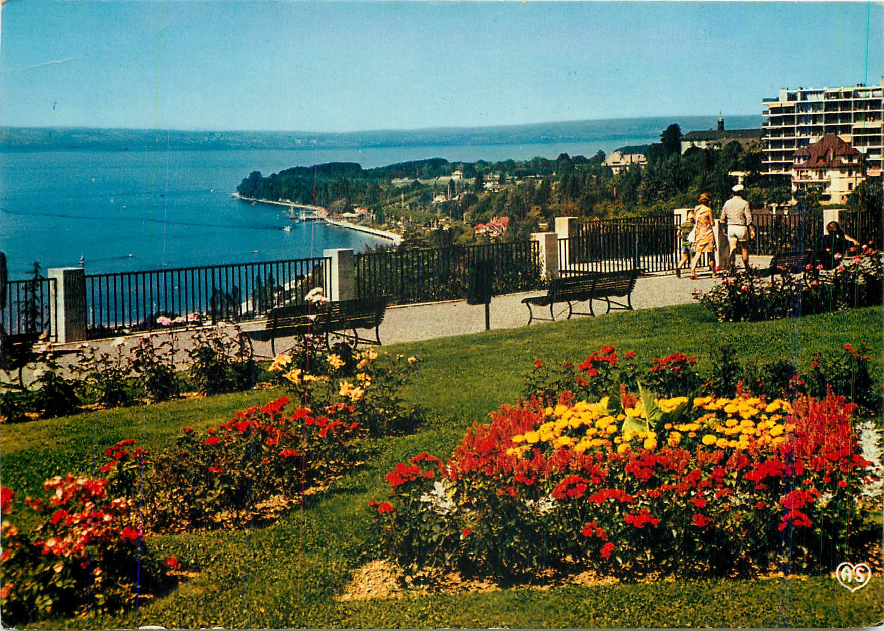 CPM Thonon les Bains Sur la rive Francaise du Leman Les Jardins du Belvedere le Lac et la rive Suiss