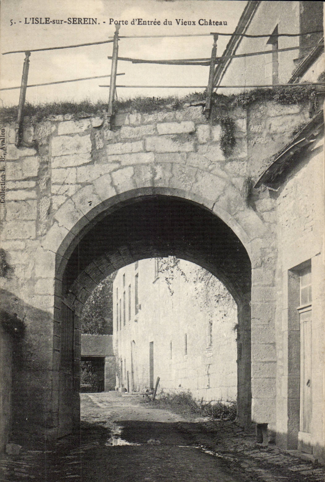 L'ISLE-sur-SEREIN — Porte d'Entrée du Vieux Château — Collection L. Aralton