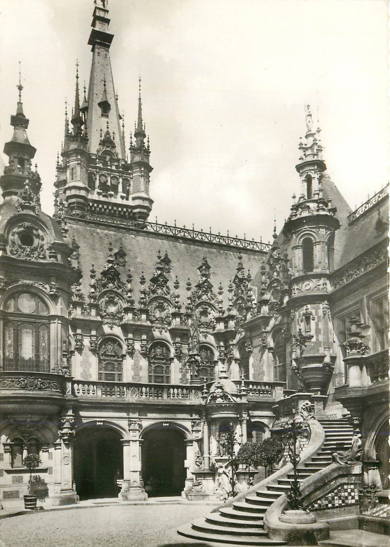 CPM La Benedictine a Fecamp La Cour d'Honneur
