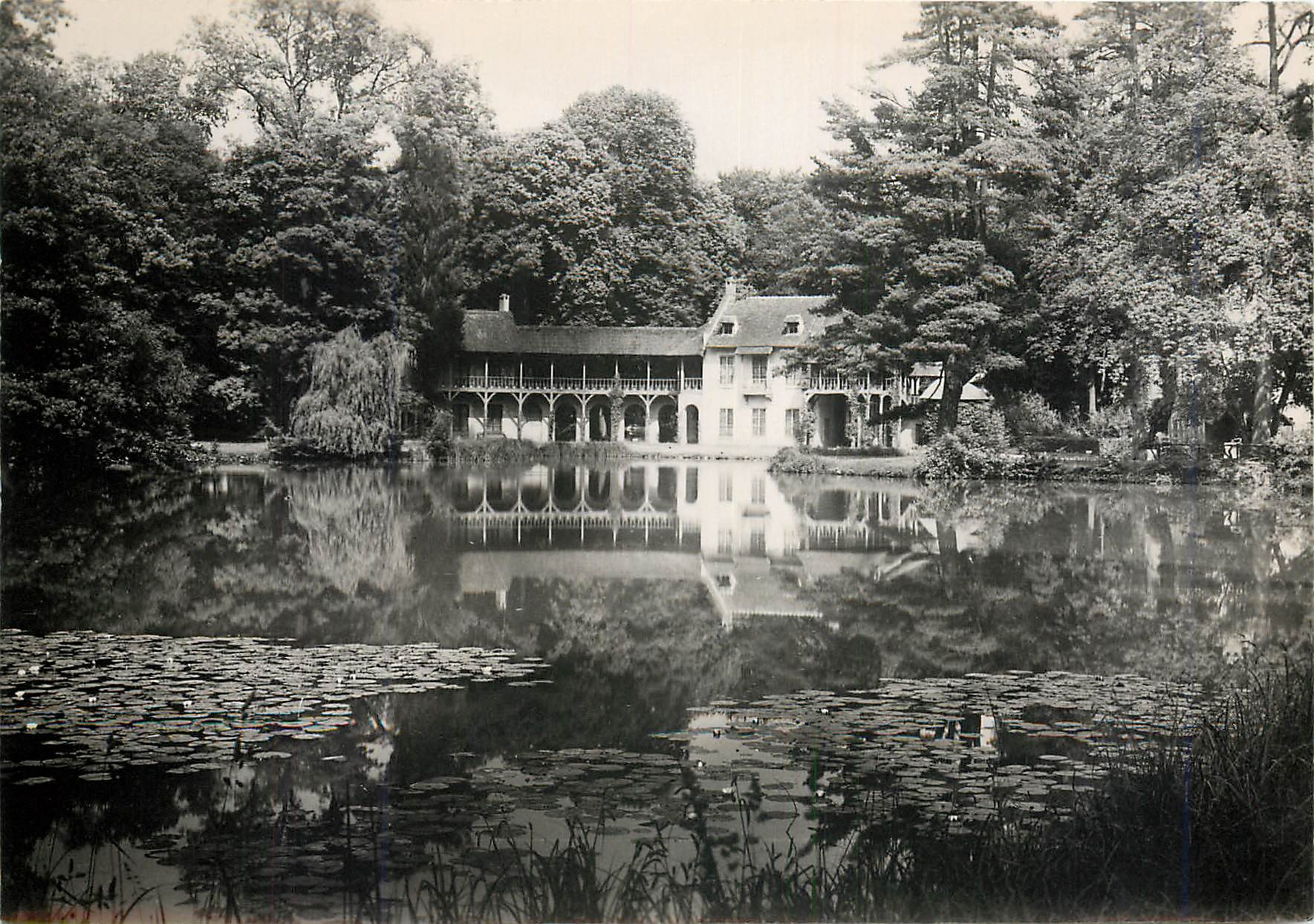 CPM Versailles (Trianon) Hameau de la Reine la Maison de la Reine