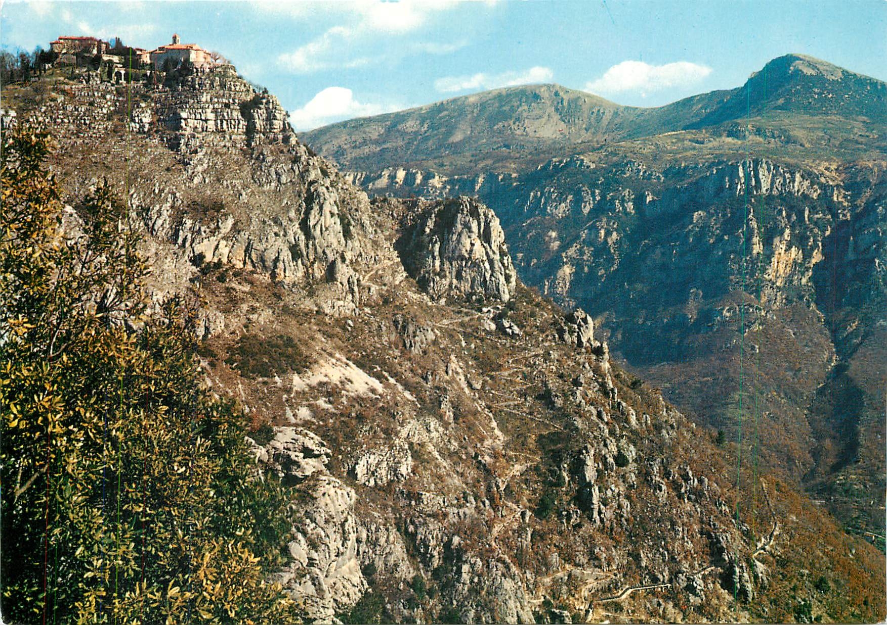 Gourdon — village perché au sommet de la montagne — Les Éditions Mar, Nice