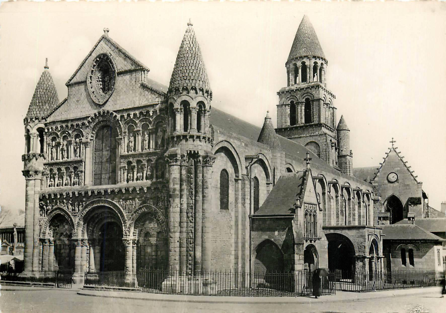 CPM Poitiers (Vienne) Eglise Notre Dame La Grande Facade Ouest et sud (XI XII et XVe  s)