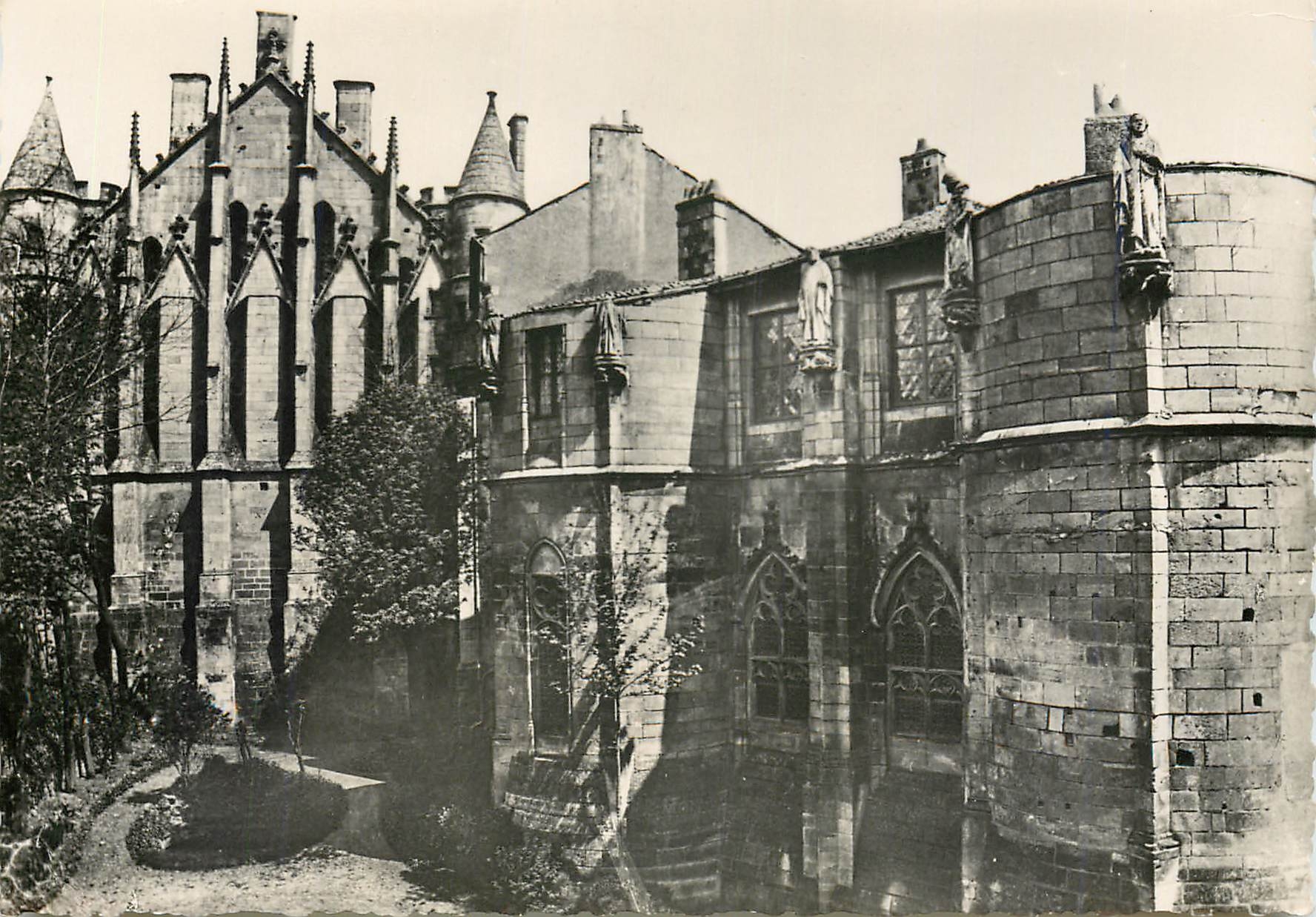 Poitiers (Vienne) — Le chevet de la Salle des Pas Perdus du Palais de Justice et de la Tour Maubergeon — J. Robuchon, Éditeur Poitiers