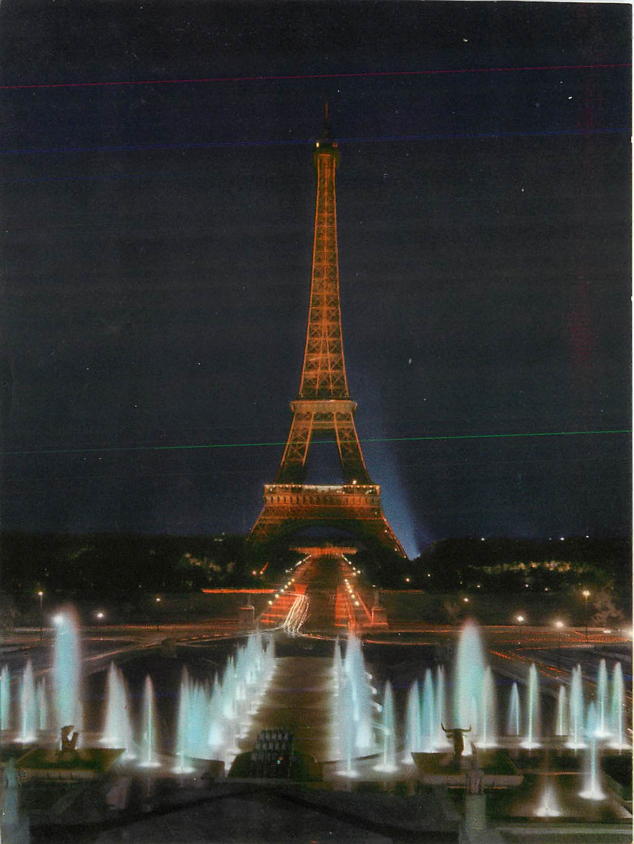 CPM Paris La nuit la tour Eiffel illumiee