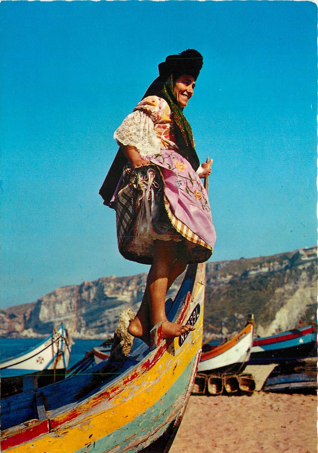 CPM Nazare Portugal Fille de Nazare avec ses sept jupons