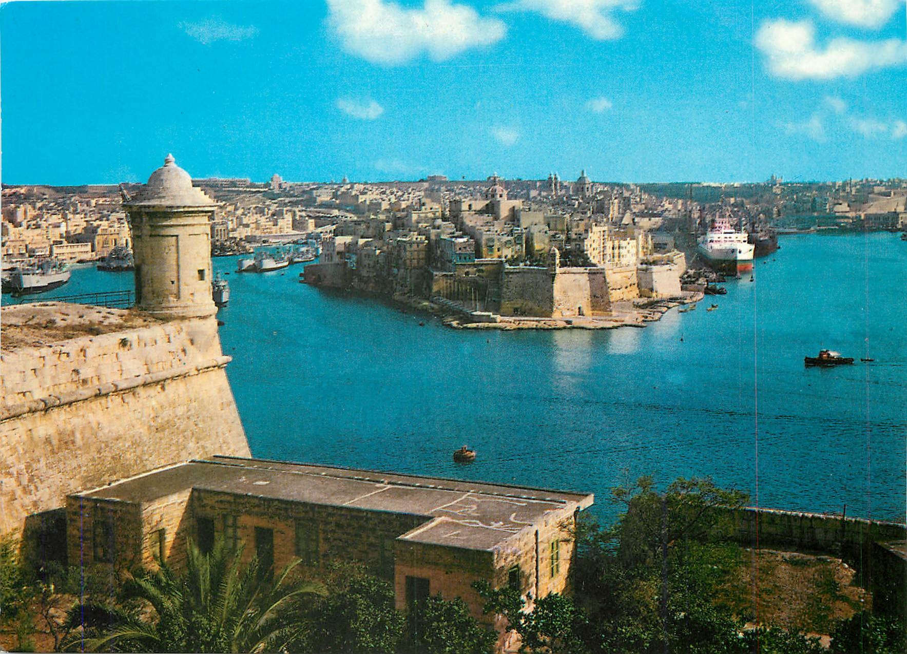 CPM S'avancant dans le Grand Port la vieille ville de Senglea Fortifiee de massifs bastions