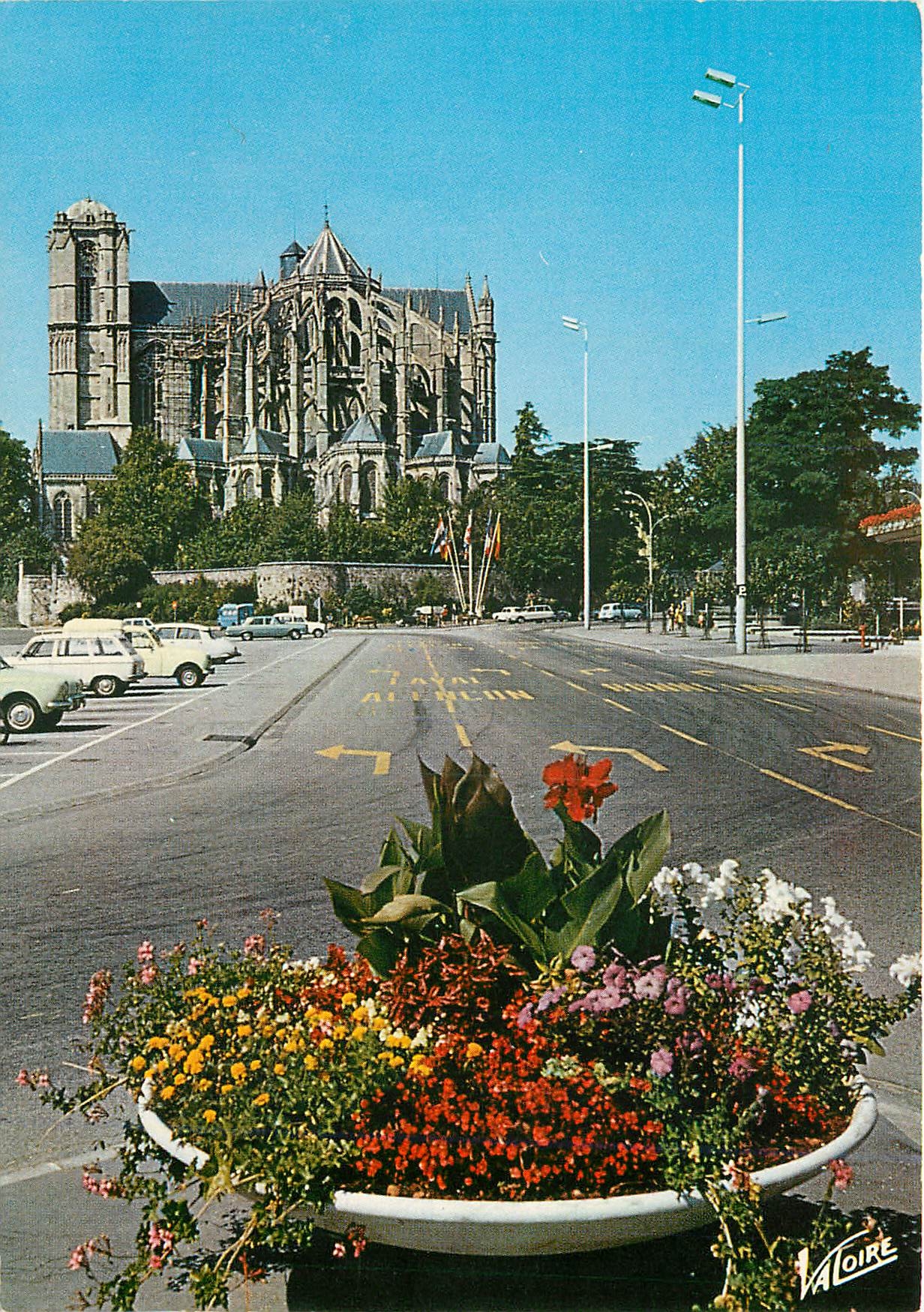 CPM Le Mans (Sarthe) La Cathedrale Saint Julien (XIe au XVE S) vue de la place des Jacobins
