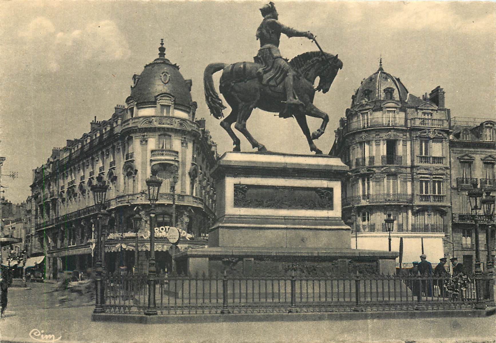 CPM Orleans (Loiret) Place du Martroi Place principale et centrale de la ville ou se trouve la statu