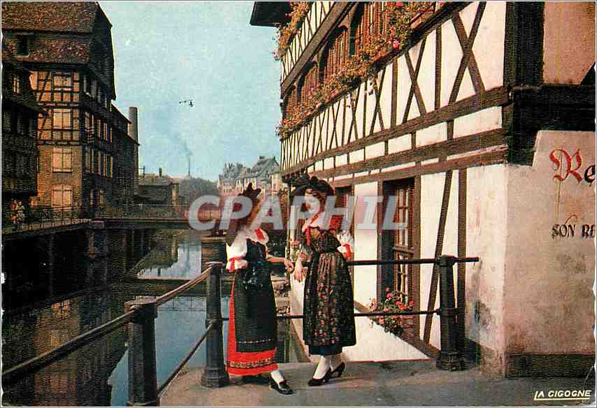 CPM L'Alsace Pittoresque Alsaciennes a la petite France a Strasbourg