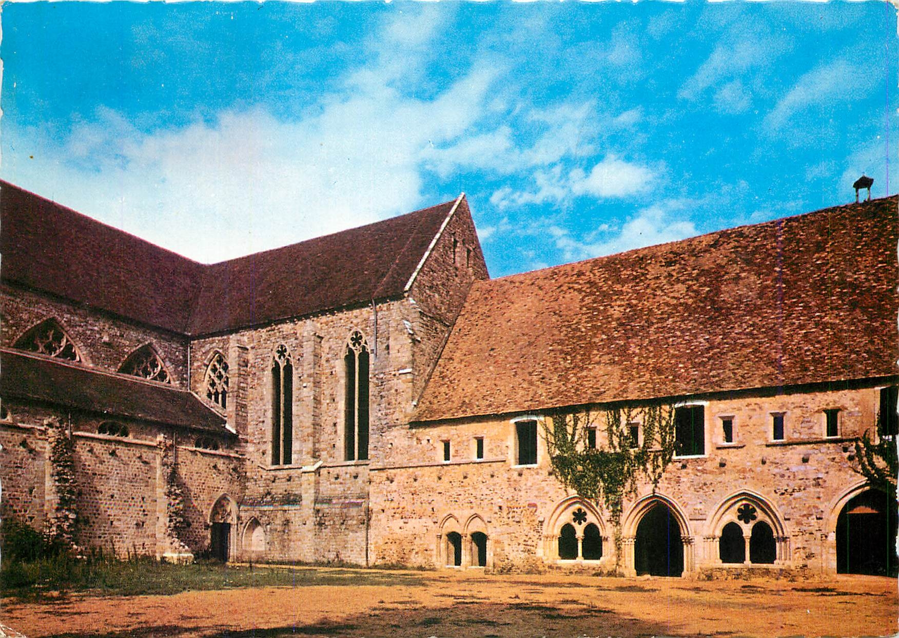 CPM Abbaye Cistercienne de l'Epau (XIIIe au XVe s) La cour de l'ancien cloitre