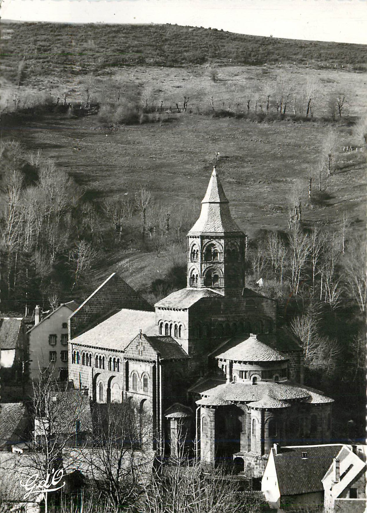 CPM L'Auvergne Orcival Perspective Est sur l'Abside de l'Eglise de Stye Roman