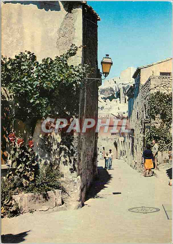 CPM Les Baux de Provence Vieille rue au Lointain le Chateau sur son roc