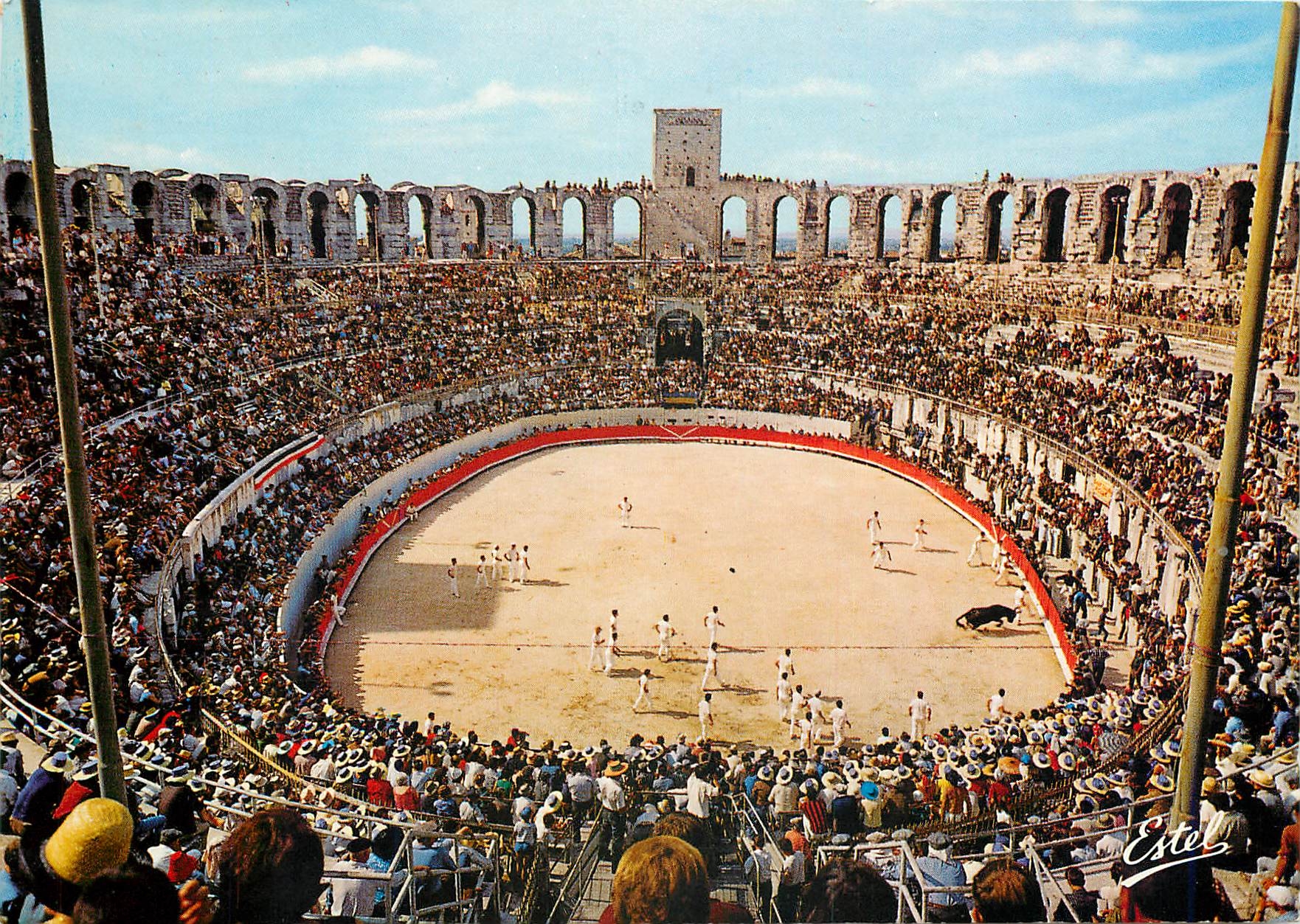 Arles — Innenansicht der Arena (goldene Kokarde) — Estel