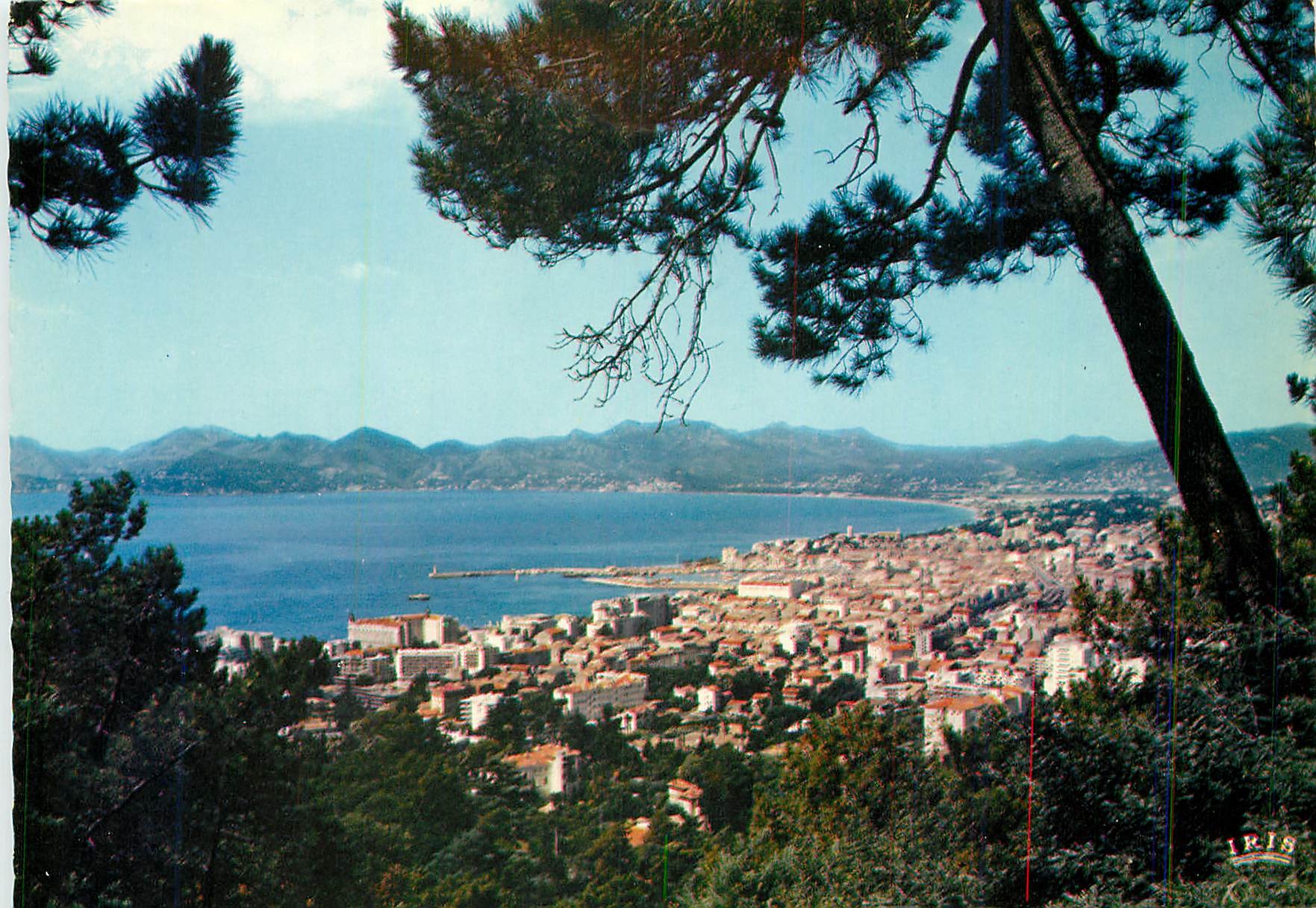 CPM Cannes (A Mmes) Vue d'ensemble Au loin les montagnes de l'Esterel