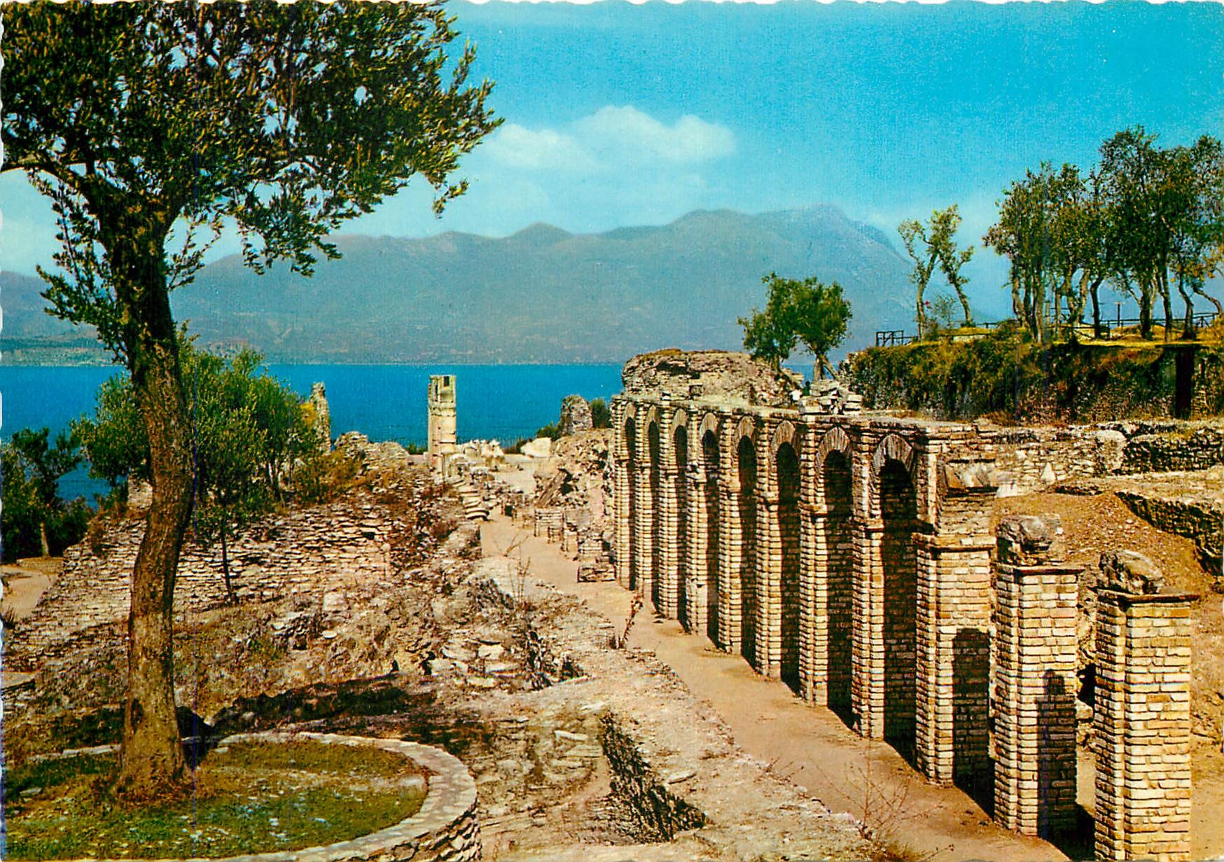 CPM Sur le lac de Garda Sirmoone les Grottes de Catulle