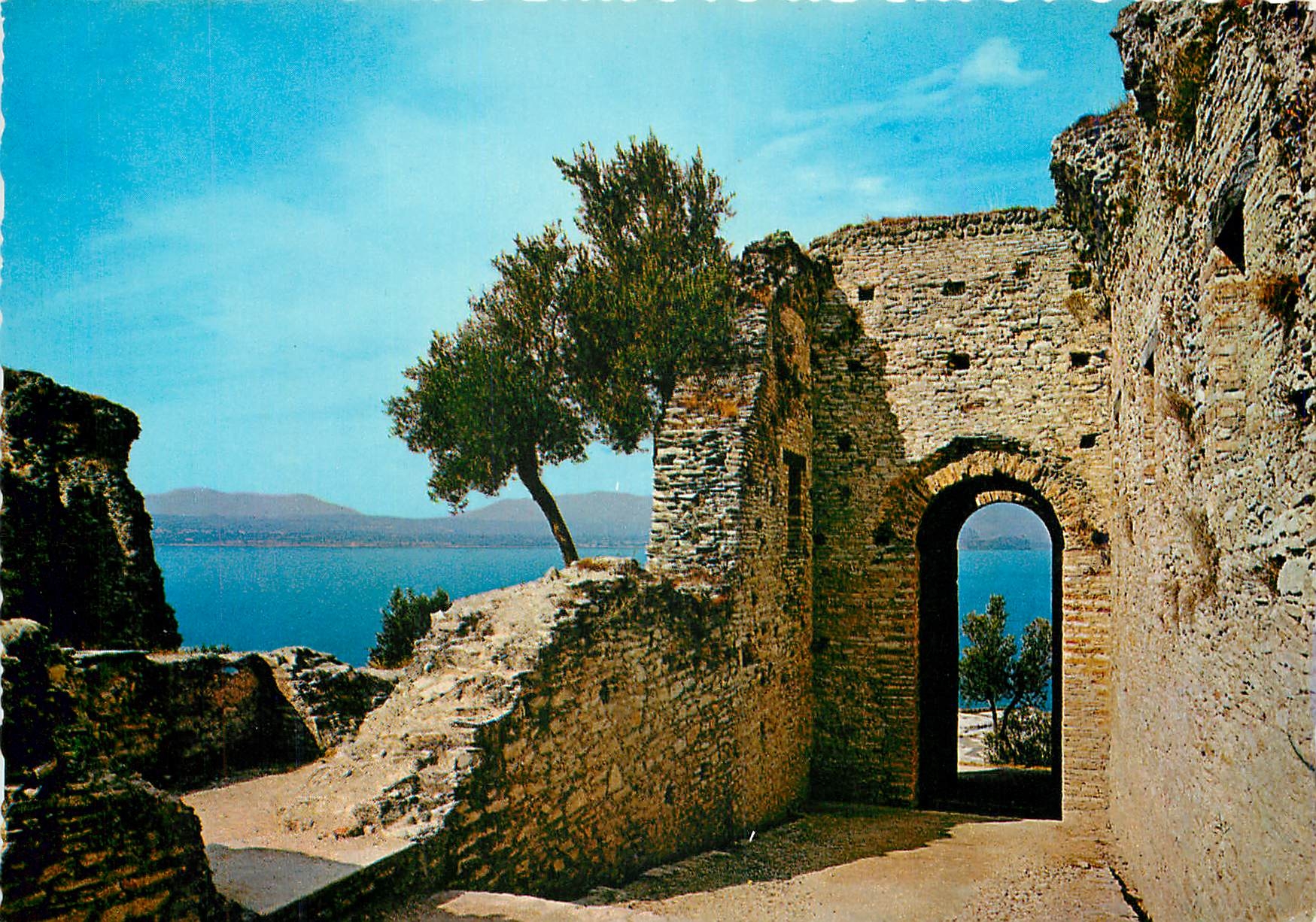 CPM Sur le lac Garda sirmione les Grottes de Catulles