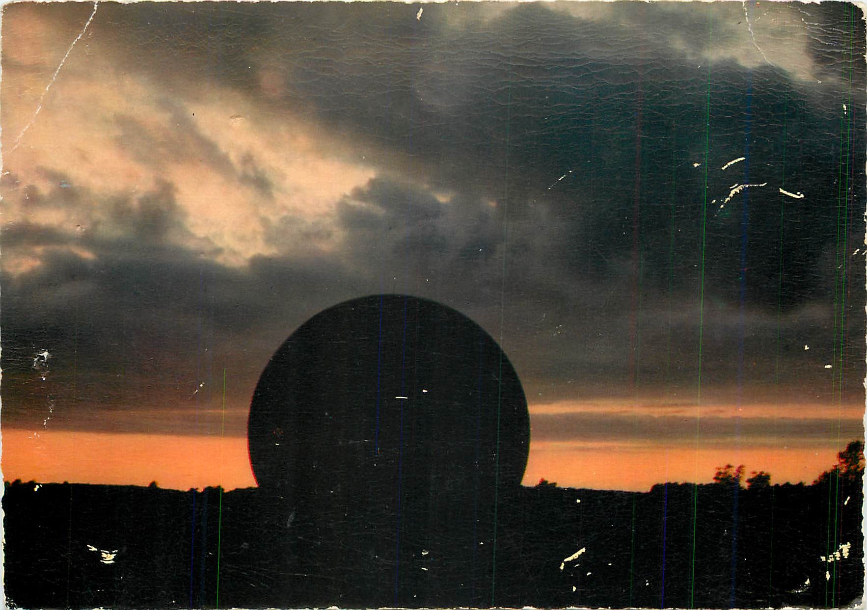 CPM La Bretagne en Couleurs Derniers reflets a l'Occident sur le Radome