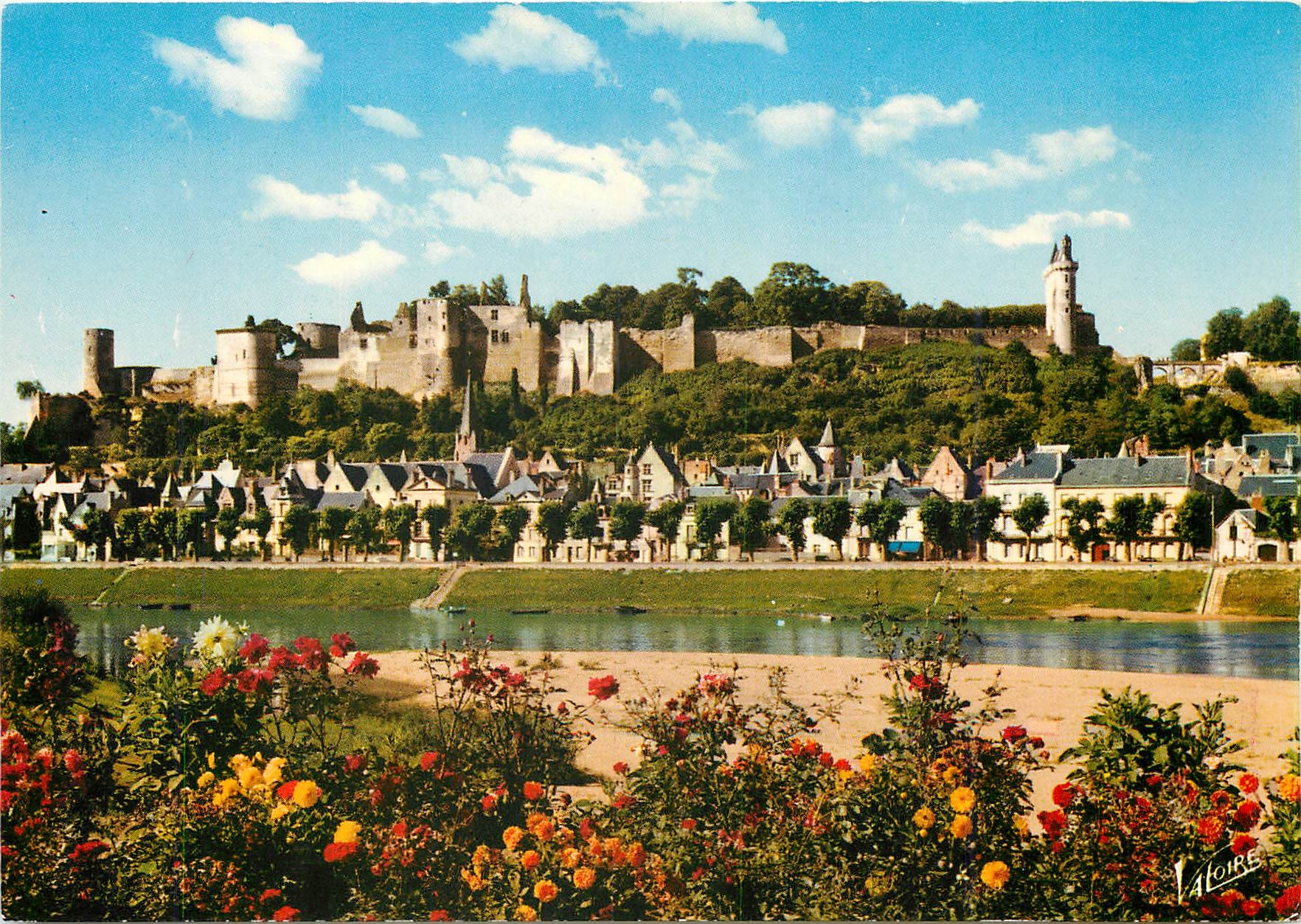 CPM Chinon (Indre et Loire) Le chateau (XII XIIIe s) dominant la vienne