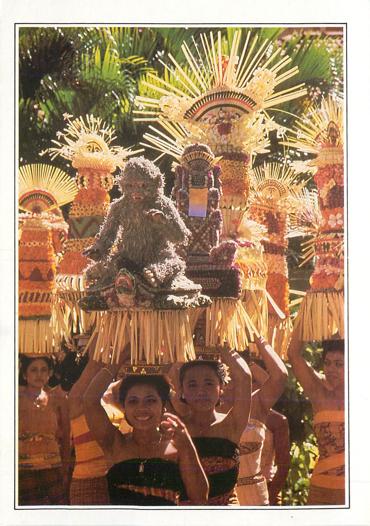 CPM Indonesie Bali Femmes portant des Offrandes
