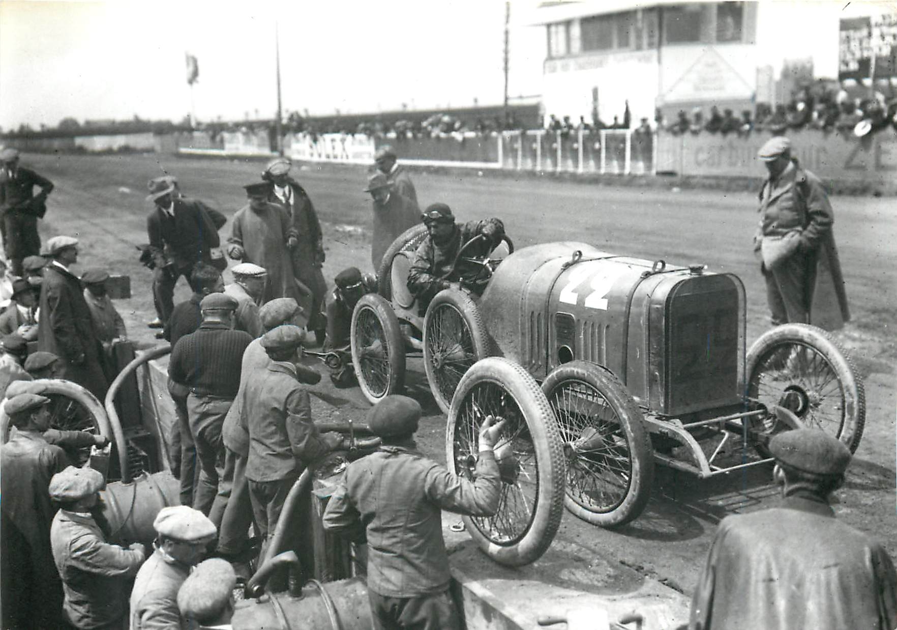 CPM La Belle Epoque changement de roues sur le circuit de Dieppe