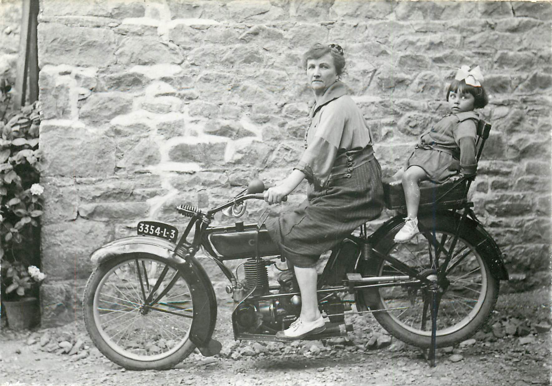 CPM La Belle Epoque La Femme en route vers son emancipation