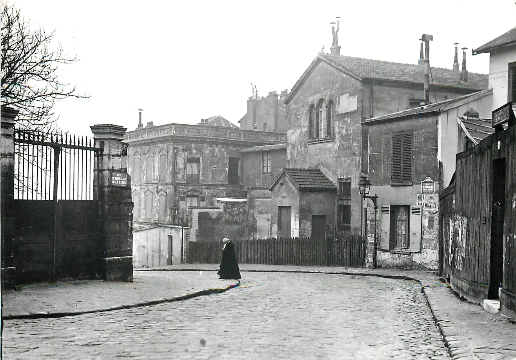CPM Paris Rue du chevalier de la Barre
