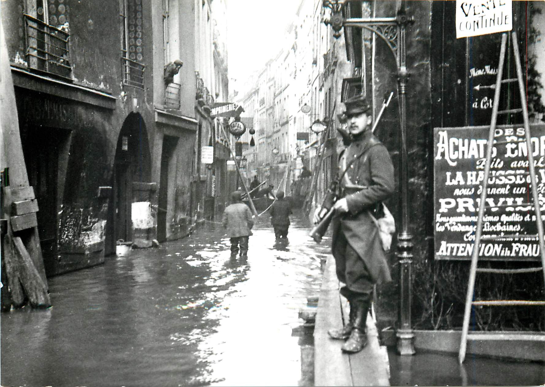 CPM Paris Inondations 1910 rue Bievre Militaria