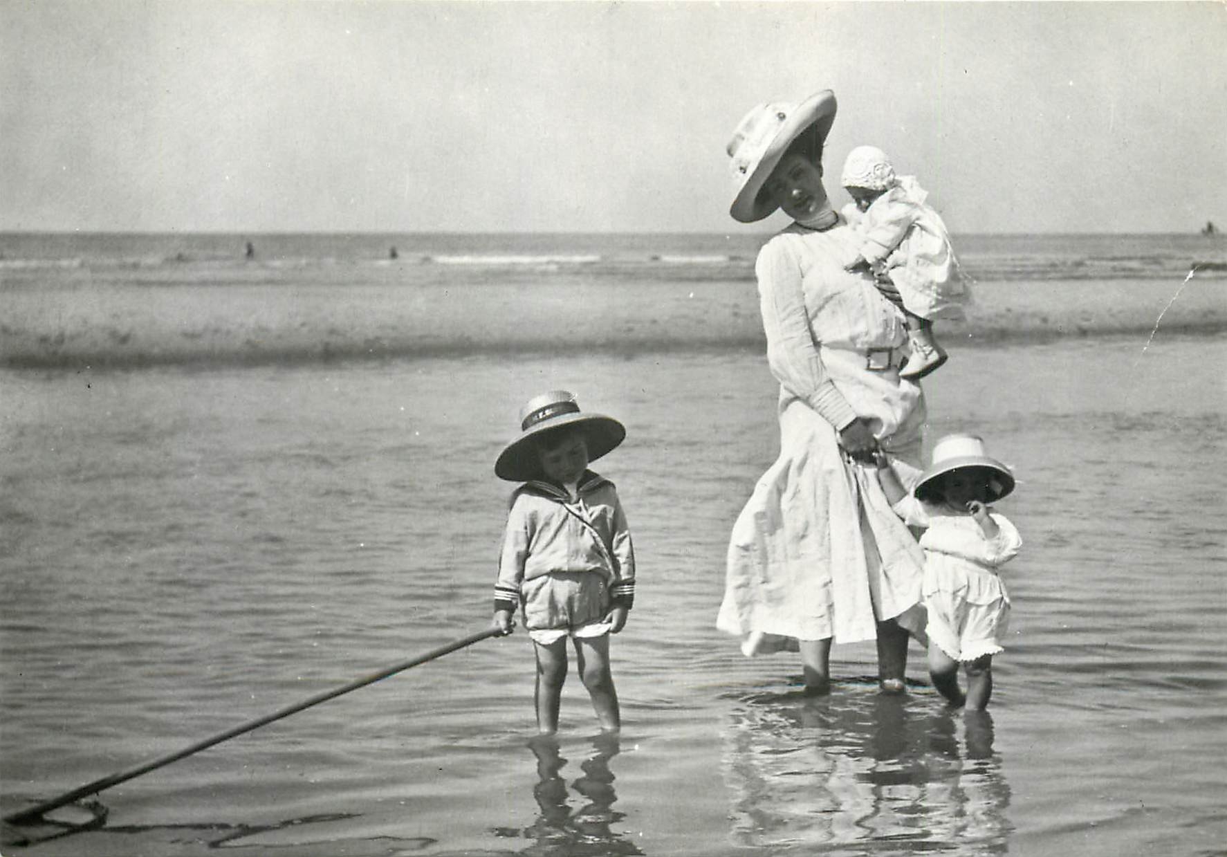 CPM La Belle Epoque Bain de pied familial