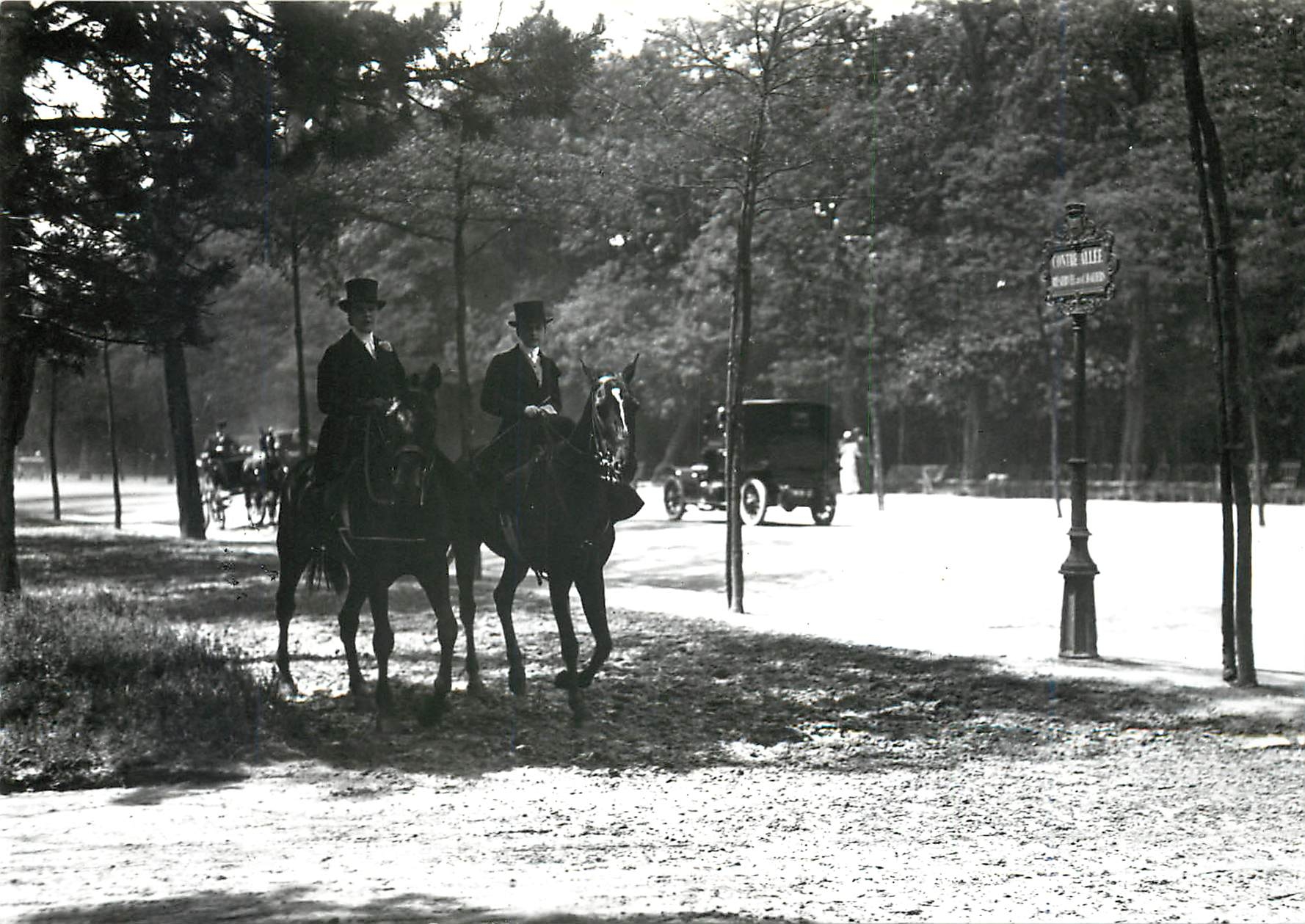 CPM Paris a cheval au bois de Boulogne