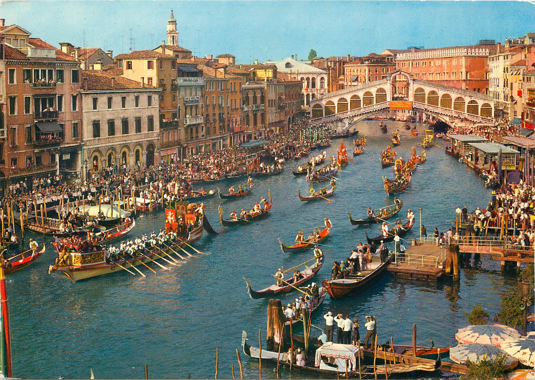 CPM Venezia Le grand canal et Pont de Rialto Regate Historique