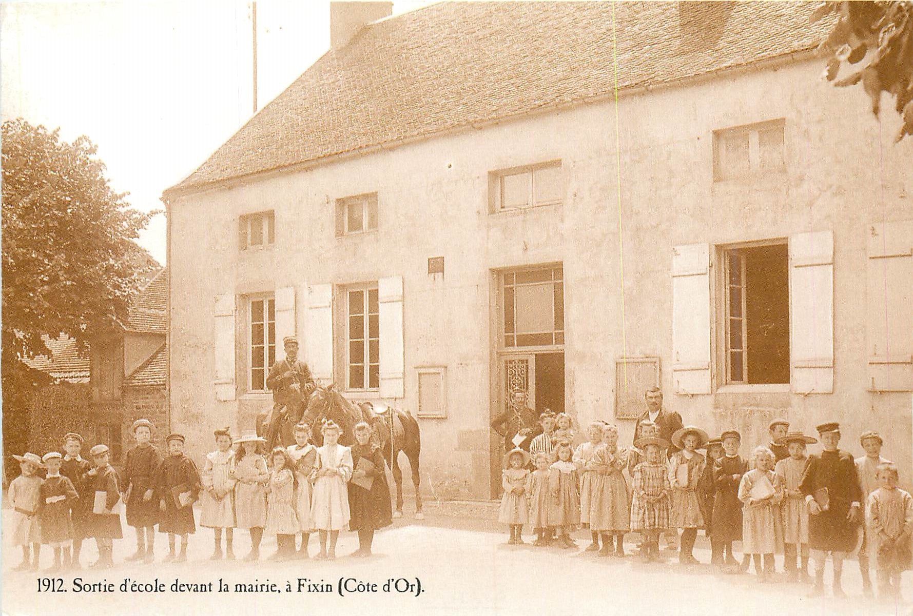 Sortie d'école devant la mairie — Fixin (Côte d'Or) — Éditions Atlas