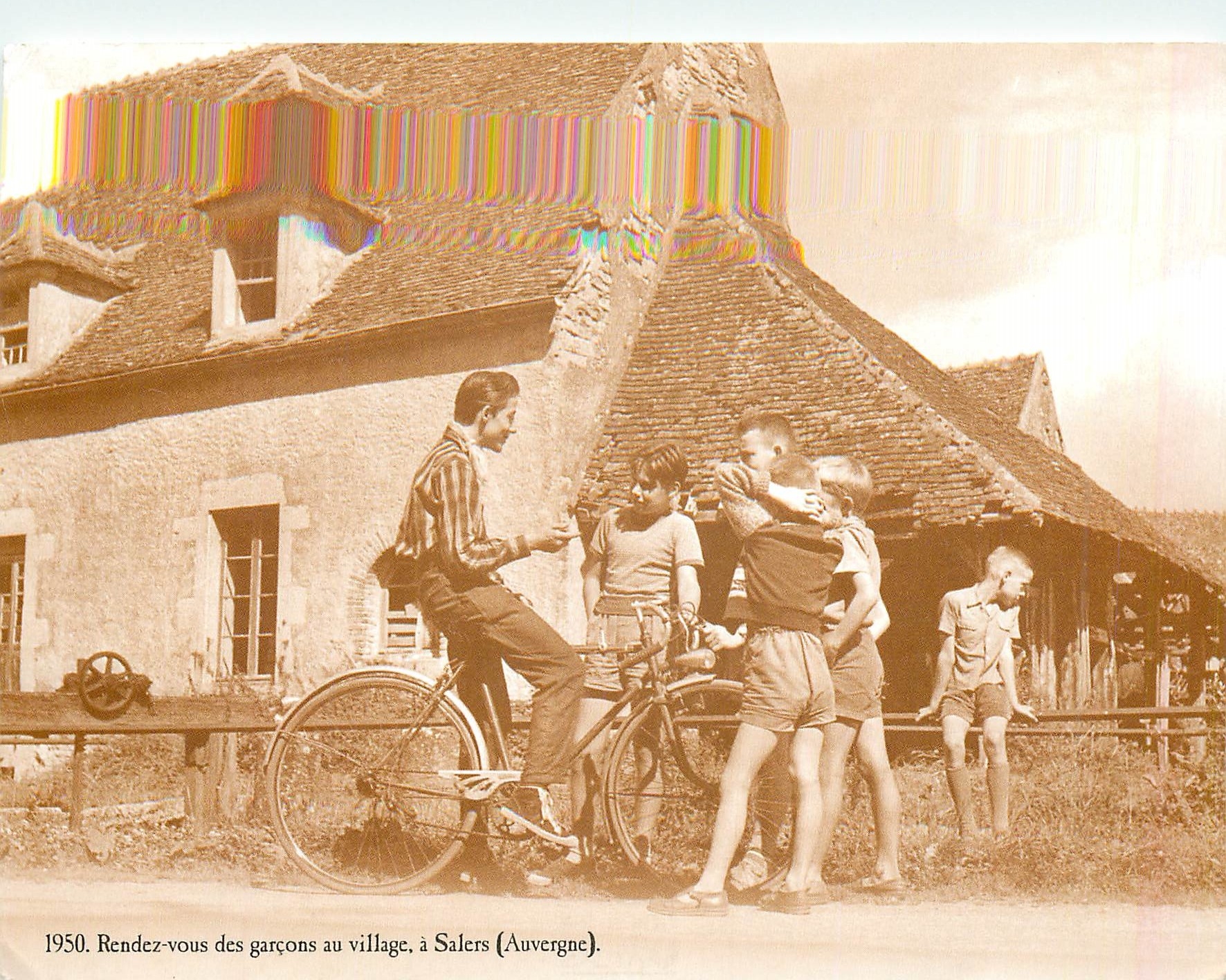 CPM Rendez vous des garcons au village a Salers (Auvergne) Velo Cycle