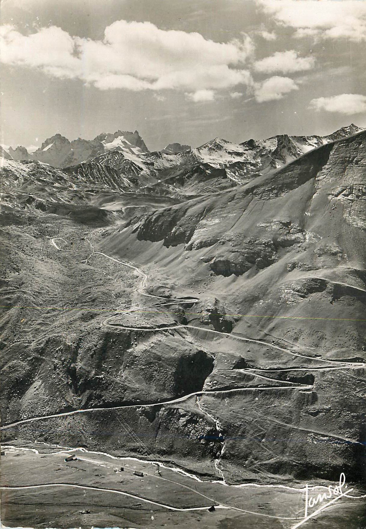 CPM Montagnes de Savoie Maurienne les lacets du Galibier domines par la Meije (3883 m)