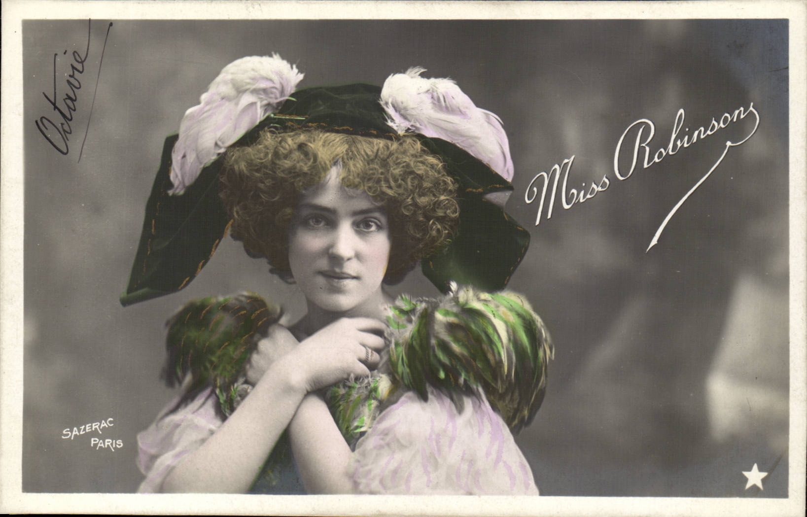 Miss Robinson — Portrait de femme en chapeau à plumes — Sazerac Paris