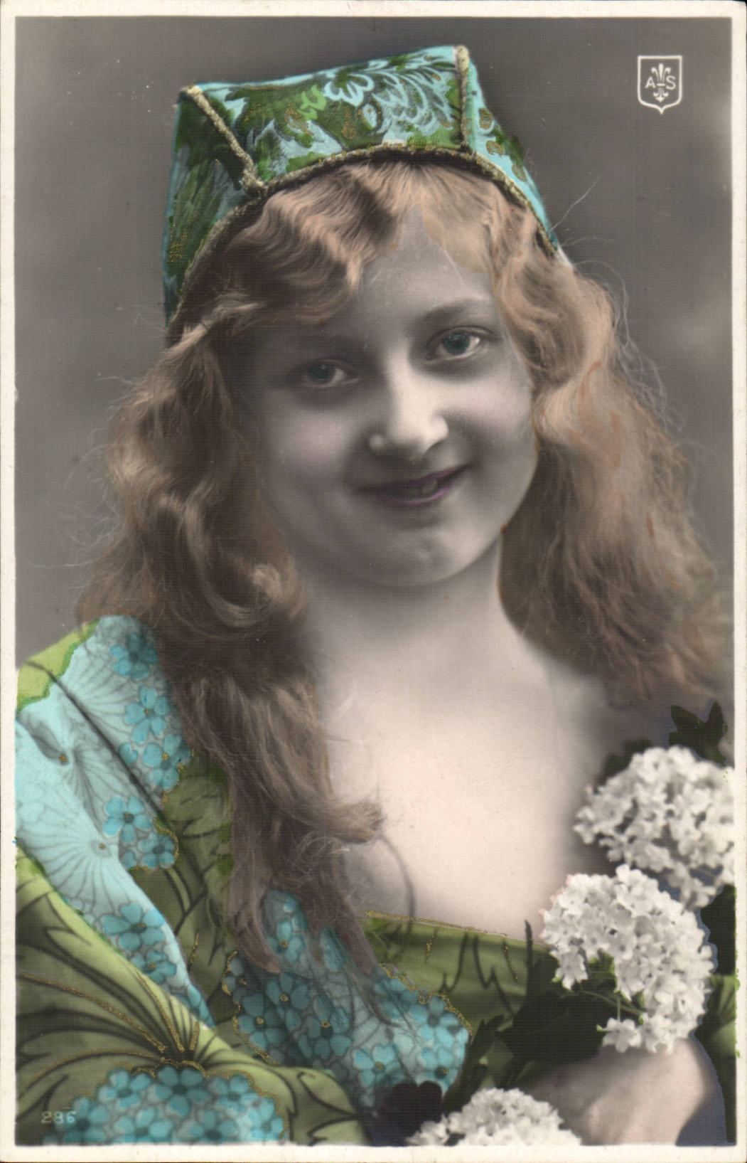 Jolie Femme avec des fleurs -CPA