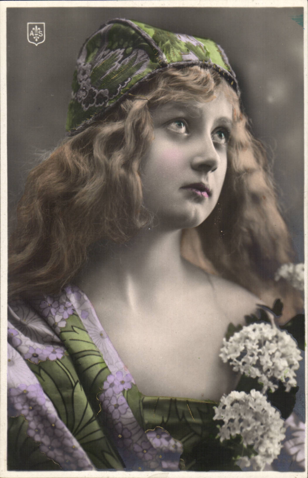 Jolie femme avec des fleurs -CPA