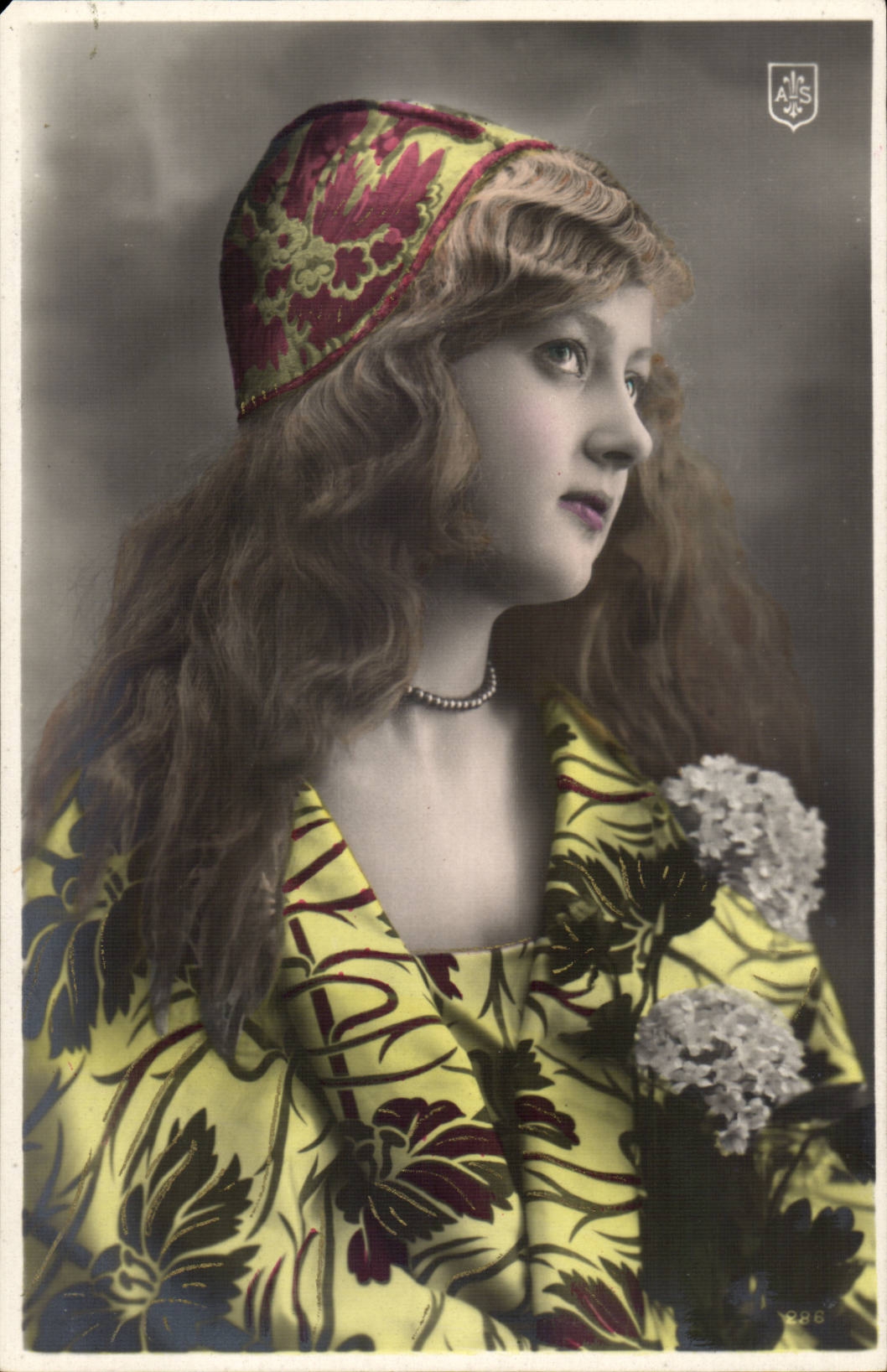 Jeune femme en tenue colorée — portrait — éditeur A.S. n°286