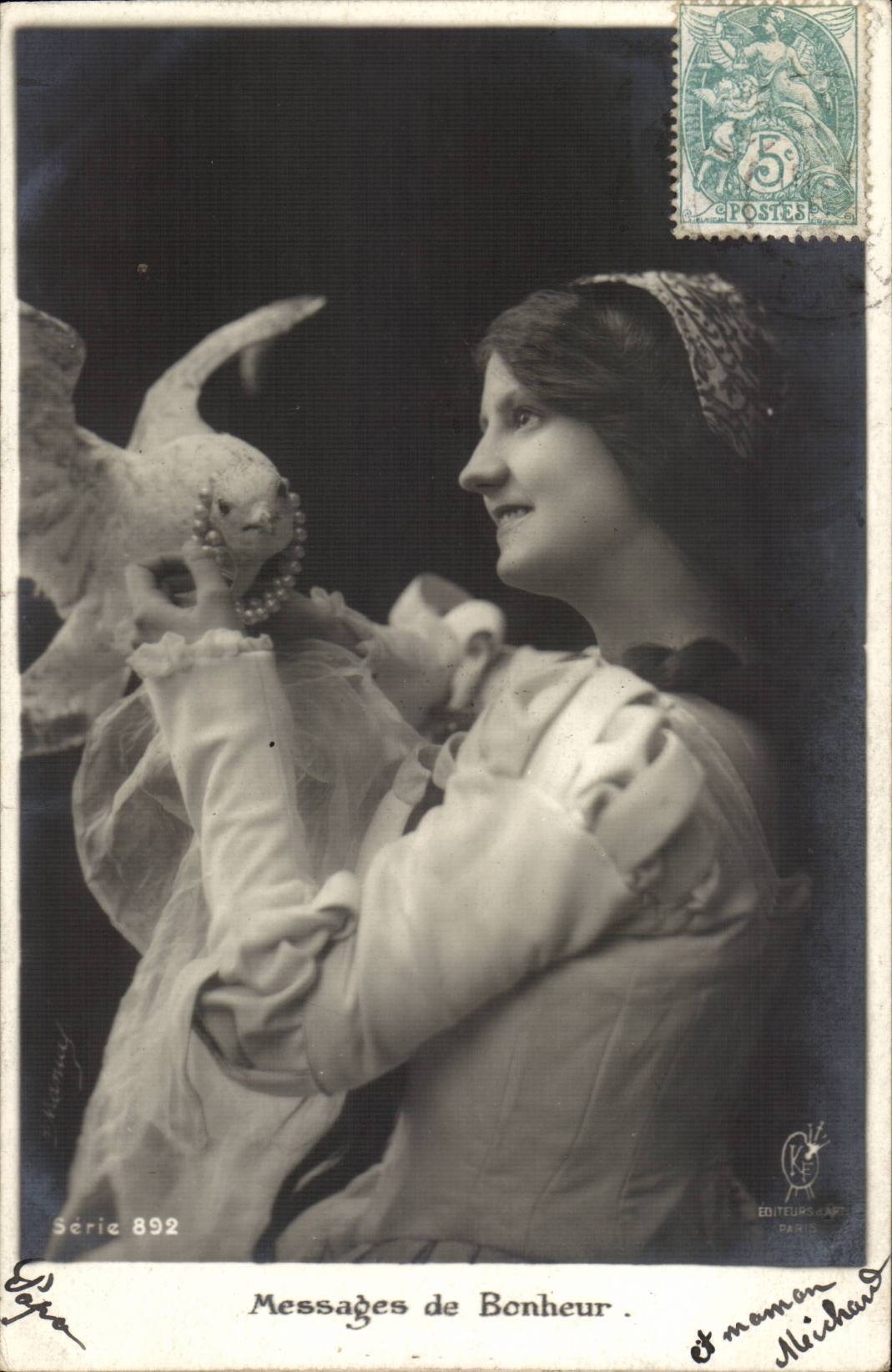 Femme tenant un pigeon — Série 892 — Éditeurs d'Art, Paris