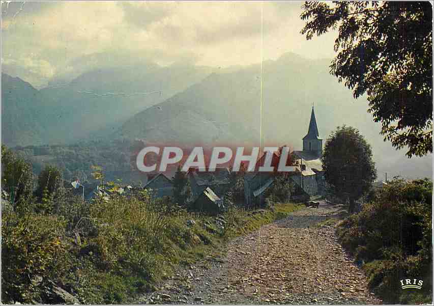 CPM Les Pyrenees le hameau perdu loin du monde et du temps sous la garde des cieux