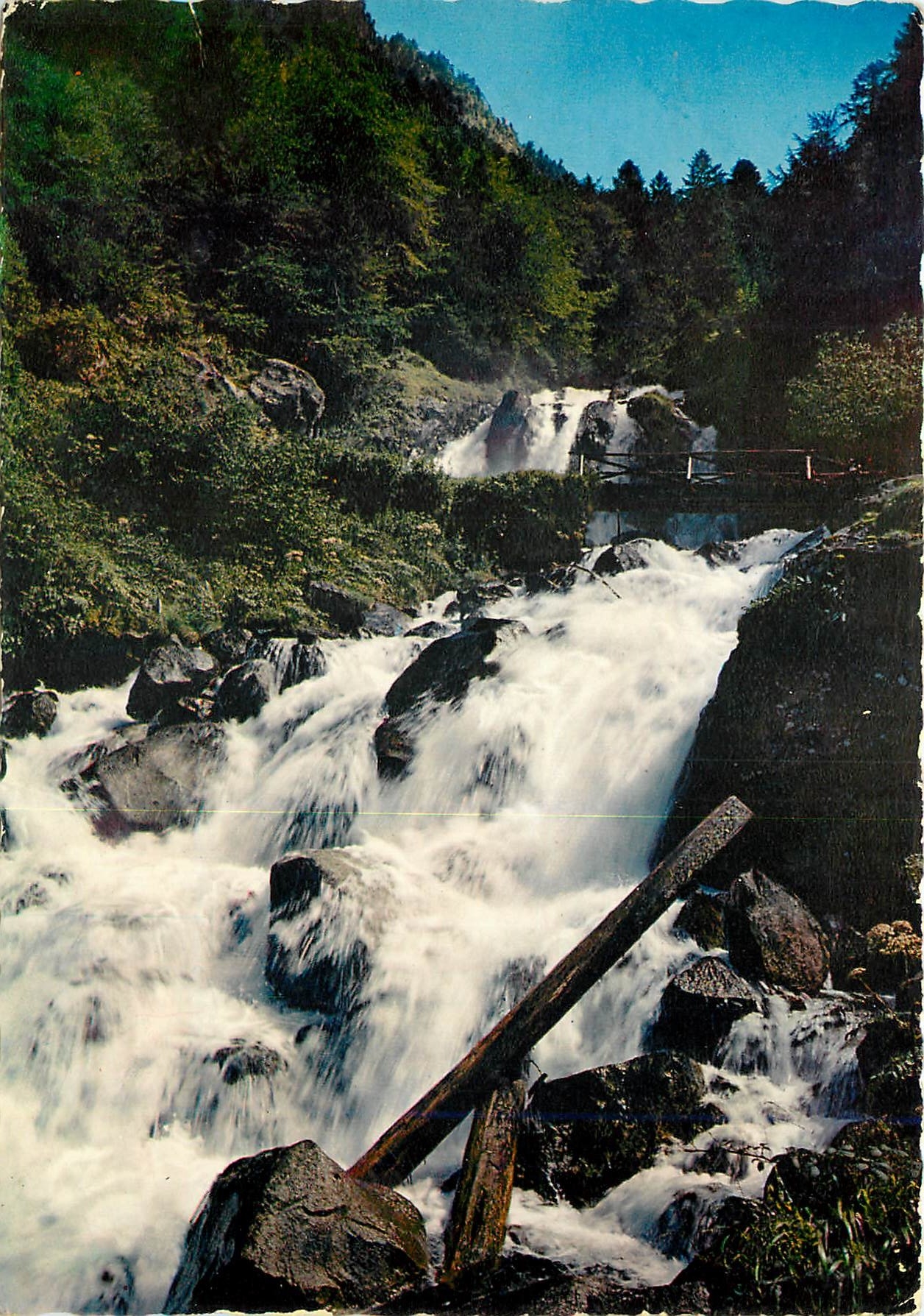 CPM Les Pyrenees Cauterets (Hautes Alpes) La Cascade de Lutour
