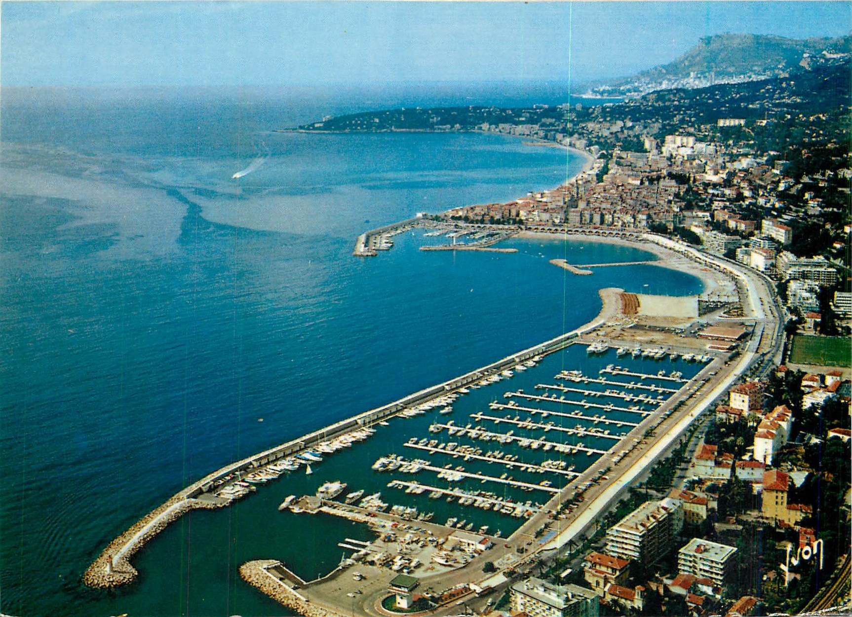 CPM Menton (Alpes Maritimes) Le Nouveau Port et au fond la vieille ville