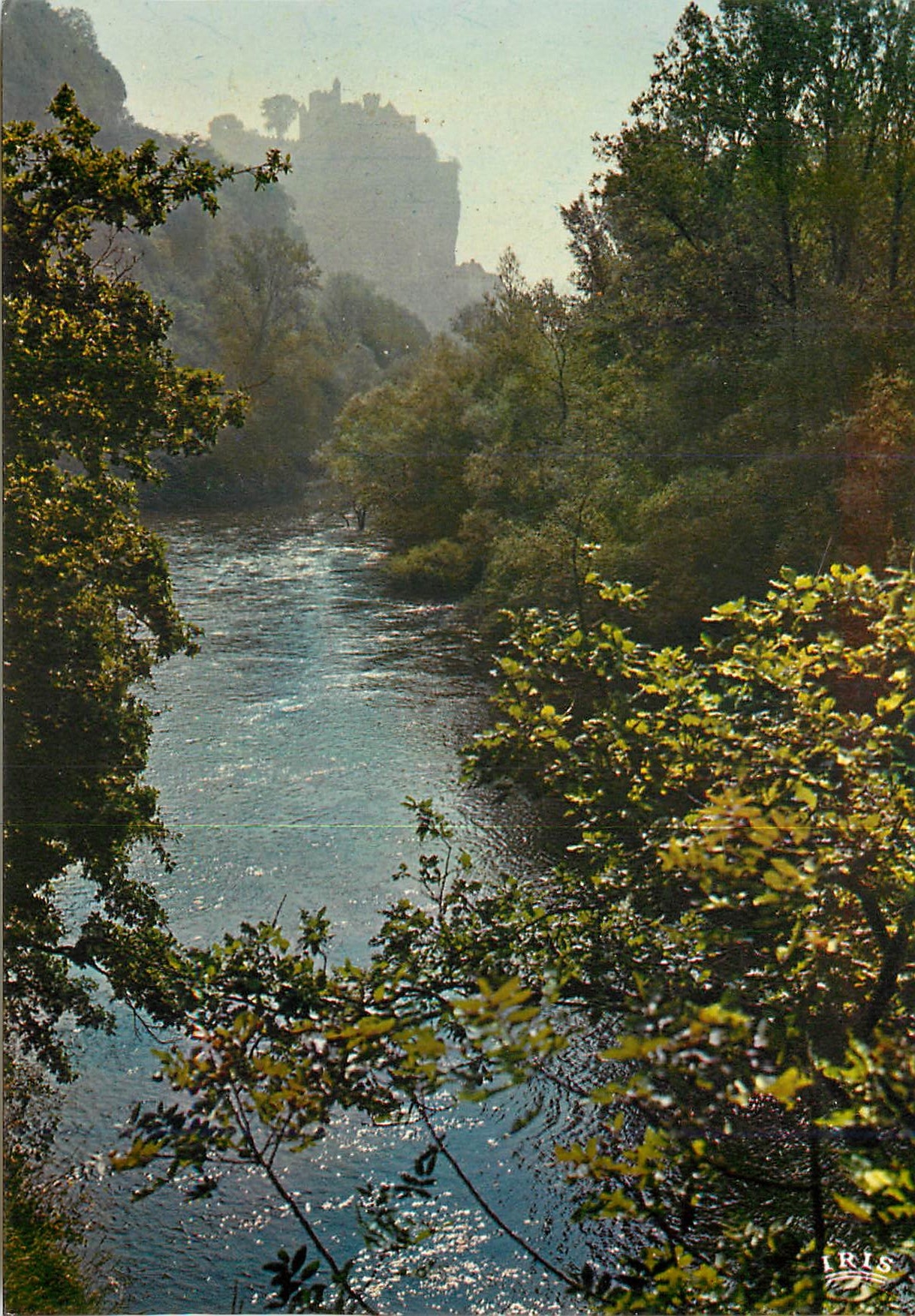 Vallée de la Dordogne — Contre-jour sur le château de Beynac — IRIS