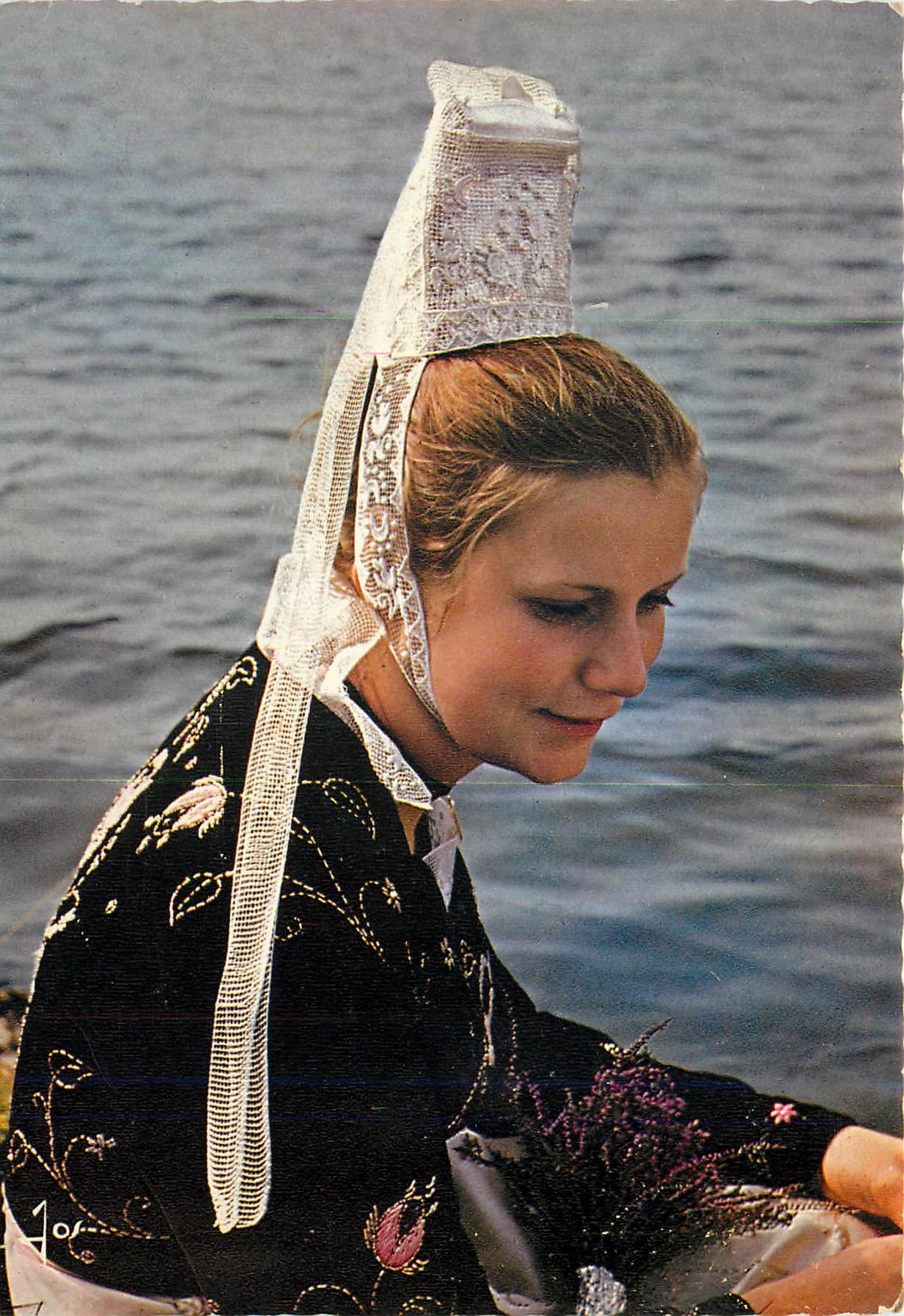 CPM La Bretagne en couleurs jeune fille en costume du Pays Glazick la Borleden