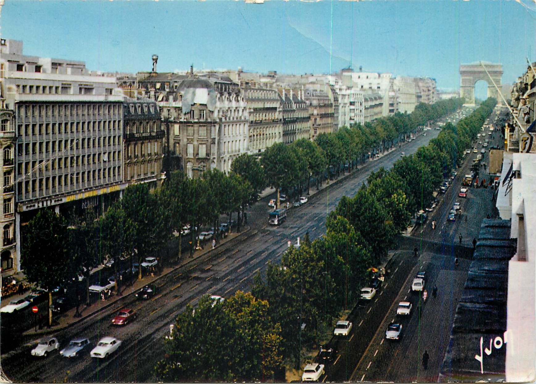 CPM Paris L'Avenue des Champs Emysees et L'Arc de Triomphe