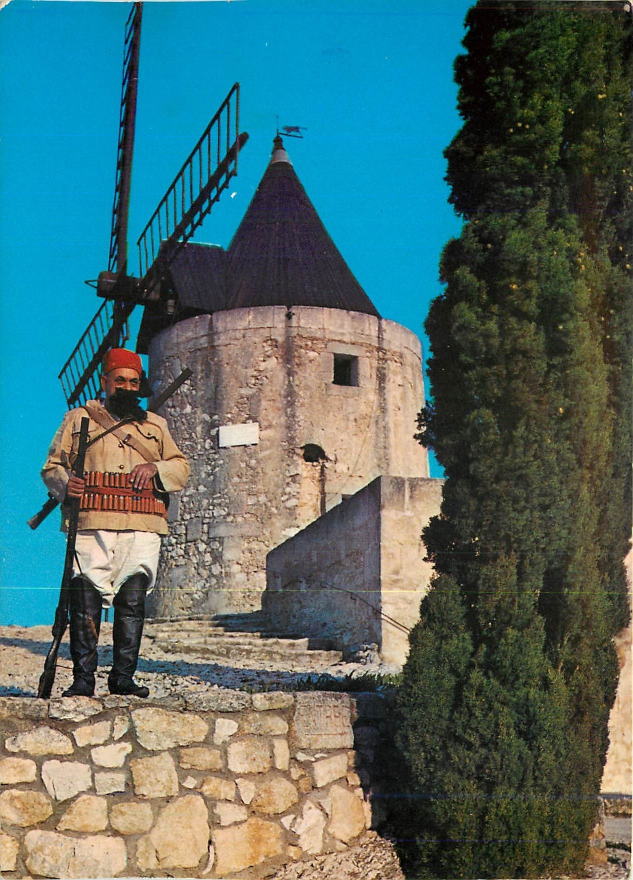 CPM Fontvieille (Bouches du Rhone) Le Moulin de Daudet Tartarin
