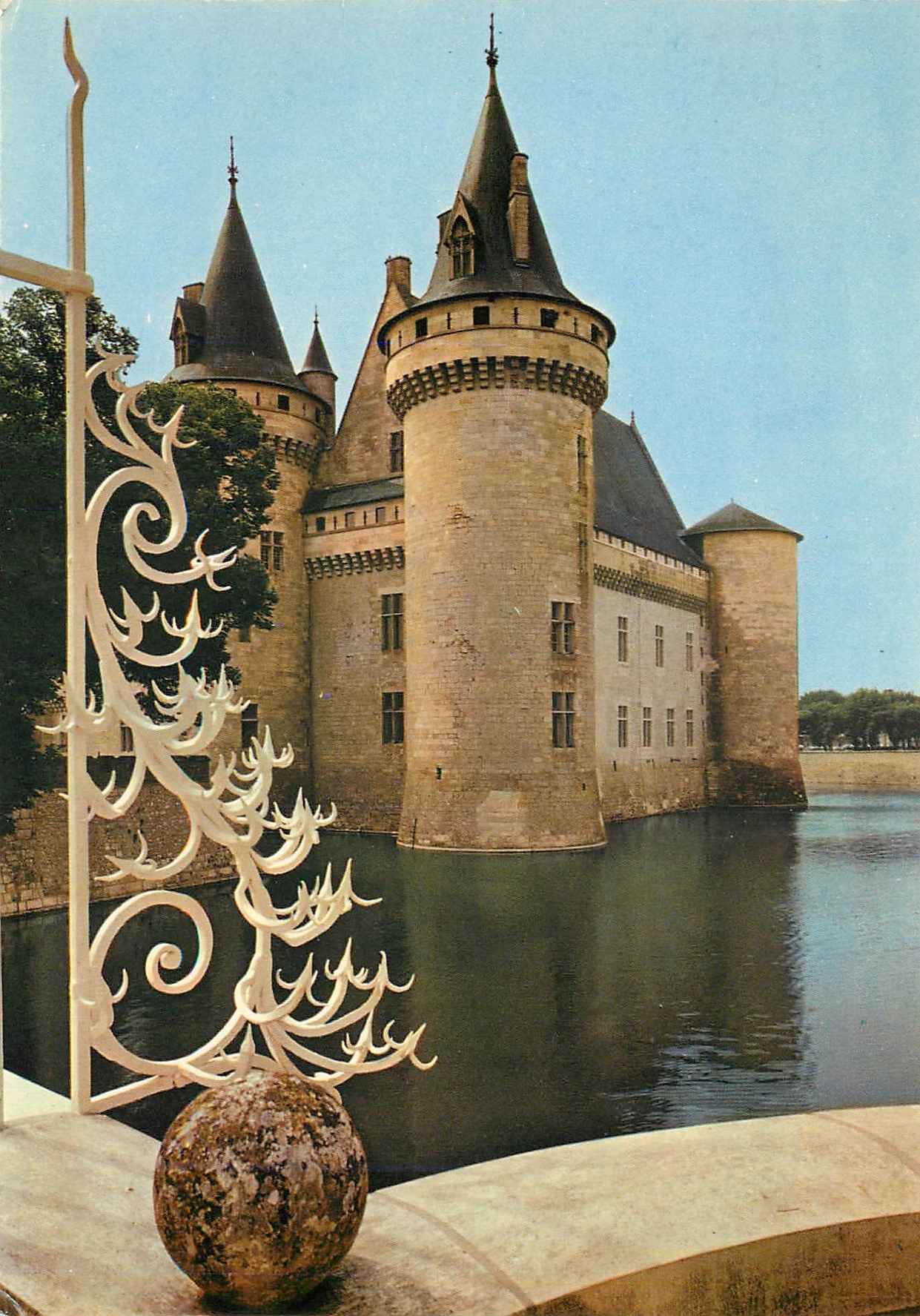 CPM Sully sur Loire (Loiret) Le chateau