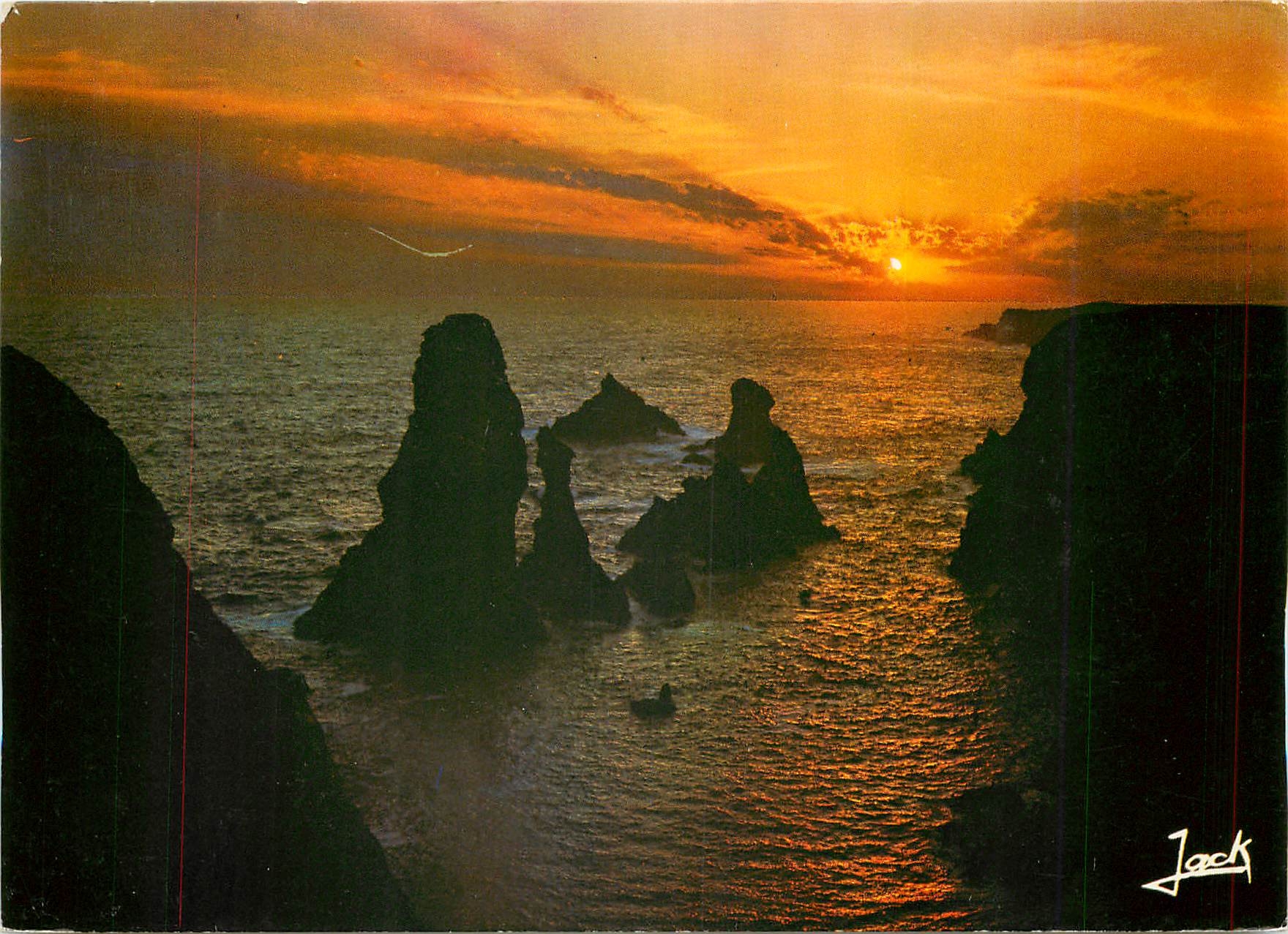 CPM Belle ile en Mer La bien nemmae les aiguilles du port Coton au soleil Couchant