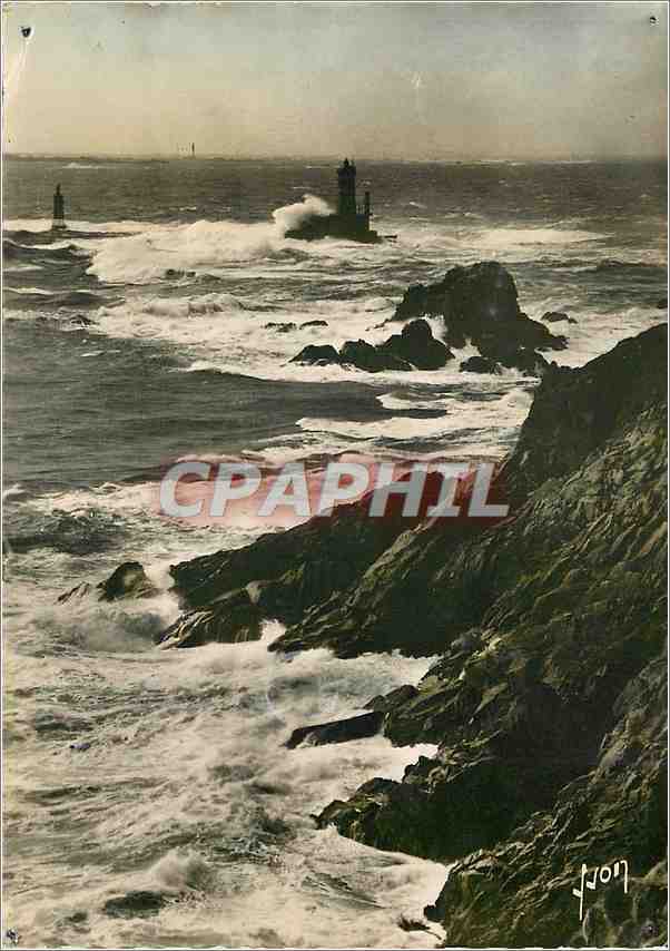 CPM Pointe du Raz (Finistere) Gros Effet de mer sur le phare de la Vieille