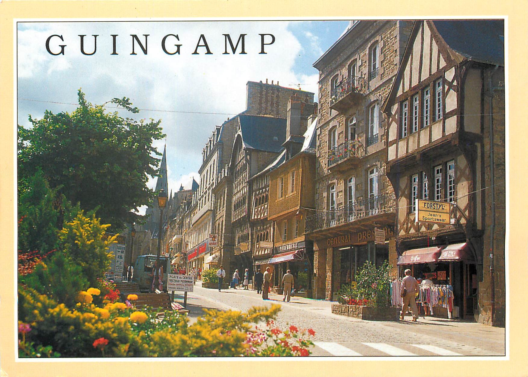 CPM Bretagne en couleur Guingamp (Cotes d'Armor) Le centre ville
