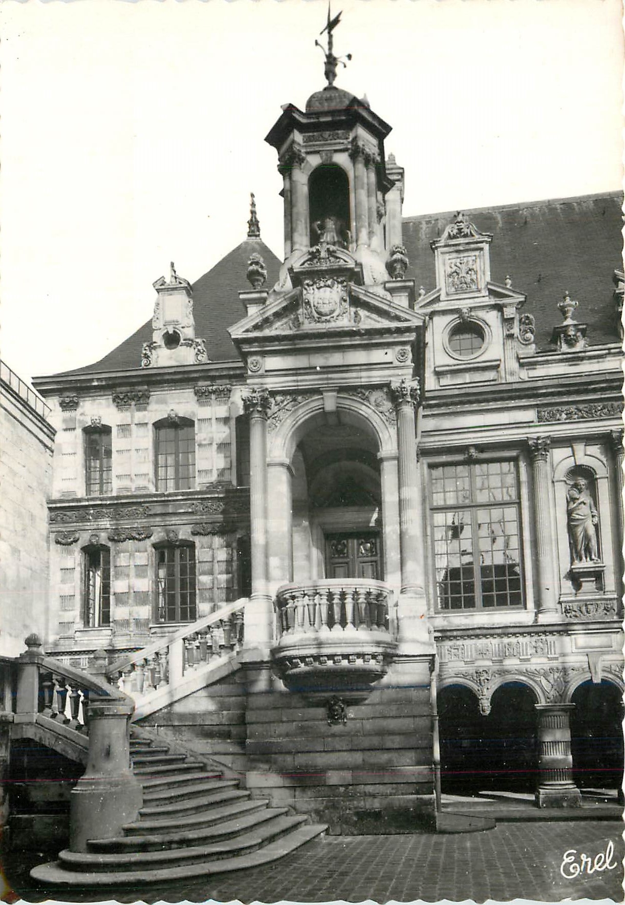 CPM La Rochelle (Chte Mme L'Hotel de ville le campanile